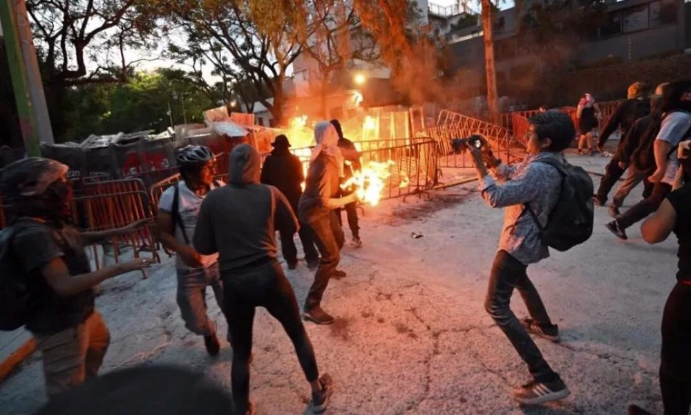 Υπό πολιορκία οι ισραηλινές πρεσβείες σε όλον τον κόσμο! Επεισόδια σε Κωνσταντινούπολη, Παρίσι και Μεξικό (Βίντεο)